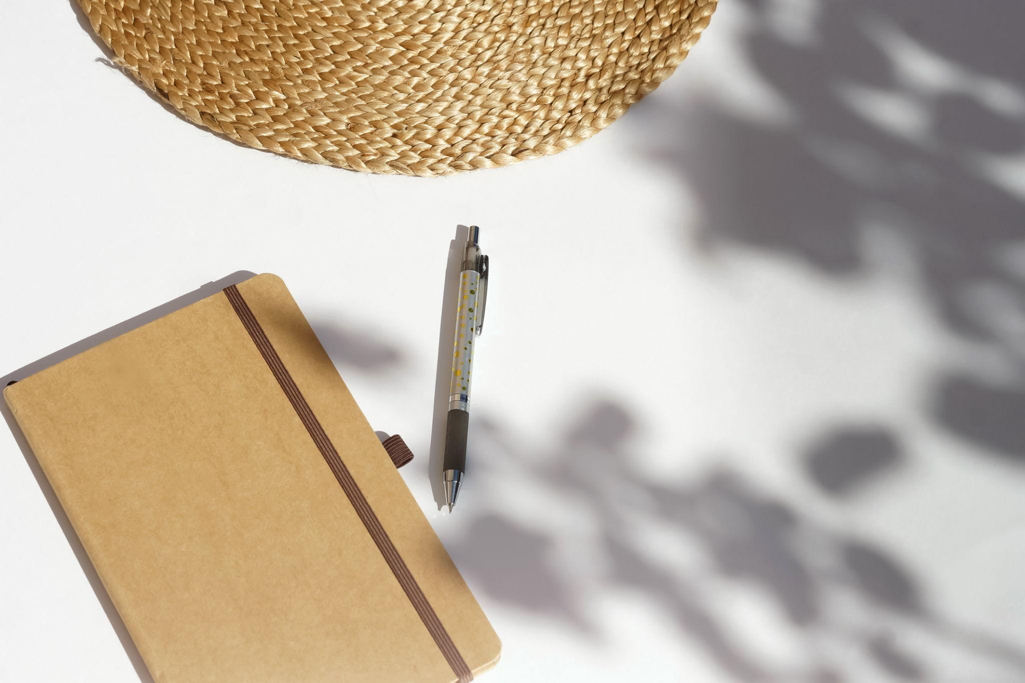 Espace de travail minimaliste et lumineux
